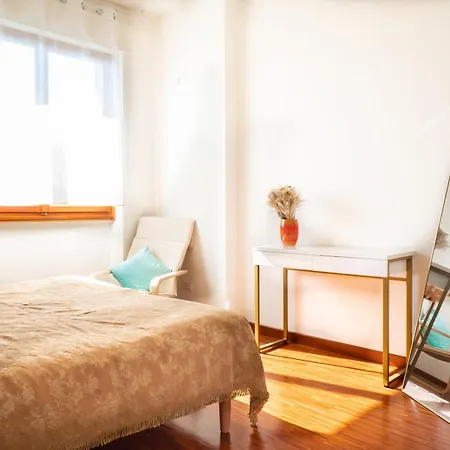 Ampio Attico Con Terrazzo Con Vista, Centrale, Parcheggio Gratis 公寓