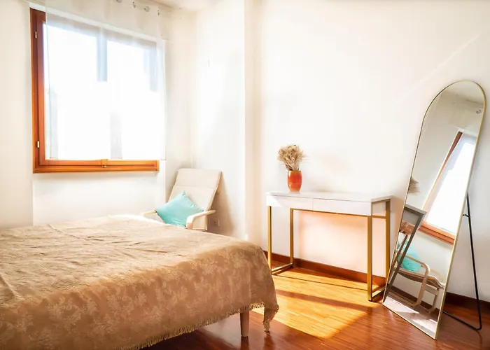 Ampio Attico Con Terrazzo Con Vista, Centrale, Parcheggio Gratis Apartman