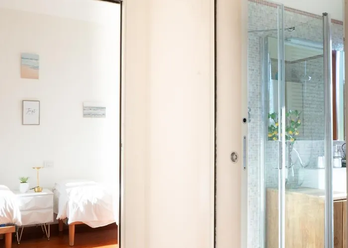 Ampio Attico Con Terrazzo Con Vista, Centrale, Parcheggio Gratis Apartman *